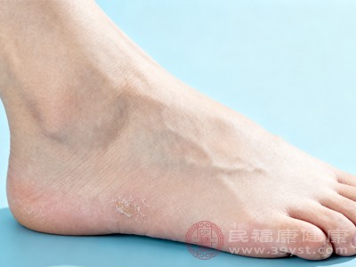 虽然增厚的角质层可能导致起皮，但频繁使用磨砂膏等去角质产品会进一步损伤皮肤屏障，加重问题