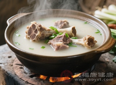 肉类食材需提前焯水，去除血水和杂质，减少腥味和油脂