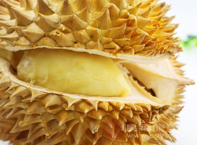榴蓮能為哺乳期媽媽補(bǔ)充能量和蛋白質(zhì)，這些是乳汁合成的必需營養(yǎng)素