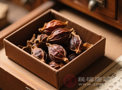 栀子虽有诸多功效，但使用时必须控制剂量