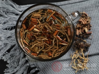 将藿香制成酊剂或膏剂