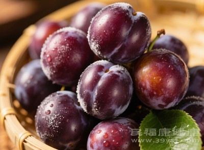 西梅（及西梅汁）是公认的“通便能手”，不仅膳食纤维含量高，还富含山梨糖醇，双重作用下能快速缓解便秘