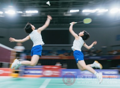 久坐久站腿酸痛 醫(yī)生提醒這3個(gè)“禍根”要避開 預(yù)防比緩解更重要