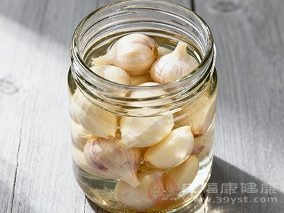 醋泡大蒜的刺激性還會(huì)影響胃腸道的正常蠕動(dòng)節(jié)律