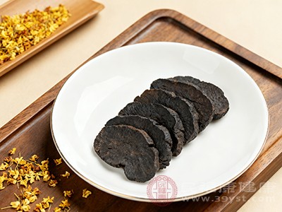 熟地性微温,味甘,归肝、肾经 熟地性微温,味甘,归肝、肾经