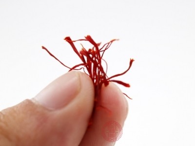 藏红花泡脚可能会刺激伤口，引起疼痛、红肿等不适症状