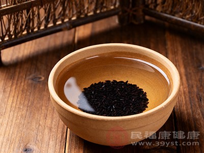 黑糯米酒性温，具有暖胃驱寒的效果