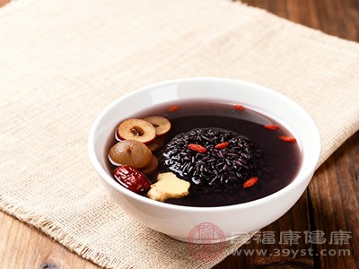 适量饮用黑糯米酒，可以舒缓紧张的神经