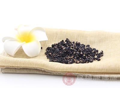 成年人每天用黑枸杞泡水的用量控制在5-10克为宜