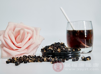 将准备好的黑枸杞放入杯中,加入少量温水,轻轻摇晃杯子 将准备好的黑枸杞放入杯中,加入少量温水,轻轻摇晃杯子