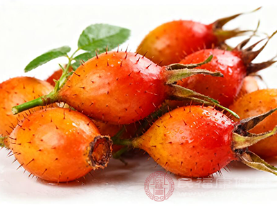 对于皮肤而言，金樱子的抗氧化特性有助于减少皱纹、色斑的形成