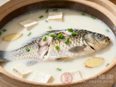 鲫鱼汤富含的优质蛋白质，能够为身体合成免疫球蛋白等免疫物质提供原料