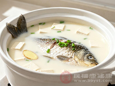 对于产后哺乳期的女性而言,饮用鲫鱼汤能够刺激乳汁分泌 对于产后哺乳期的女性而言,饮用鲫鱼汤能够刺激乳汁分泌