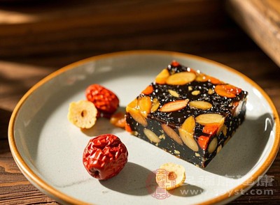 不建议在经期初期（经量较多时）食用阿胶糕，若要食用，最好选择在经期后期经量明显减少后