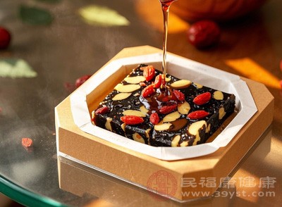 处于经期紊乱、患有妇科疾病（如子宫肌瘤、子宫内膜异位症等）的女性，在经期是否能吃阿胶糕，应先咨询医生或专业人士的意见