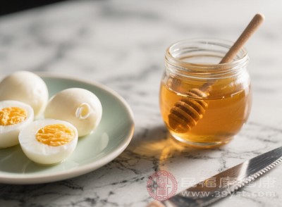 鸡蛋和蜂蜜是可以一起吃的 鸡蛋和蜂蜜是可以一起吃的