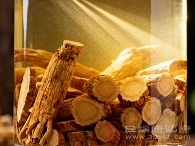 取高丽参切成小块，放入干净的玻璃瓶中