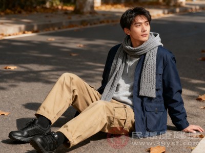 颈部是连接头部与躯干的重要部位,这里有丰富的血管和神经,同时也是呼吸道、消化道的“必经之路” 颈部是连接头部与躯干的重要部位,这里有丰富的血管和神经,同时也是呼吸道、消化道的“必经之路”