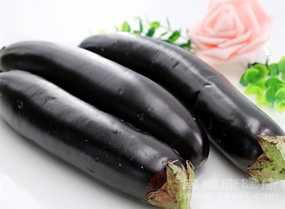 茄子是低脂蔬菜的代表,含有丰富的维生素P 茄子是低脂蔬菜的代表,含有丰富的维生素P