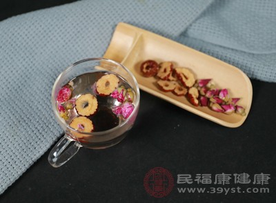 玫瑰花茶中的膳食纤维和挥发油成分，有助于促进消化、增进食欲