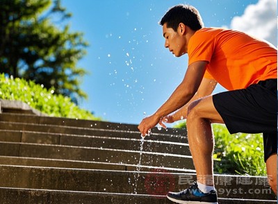 选择有坡度的道路行走，如上下楼梯、爬坡等，增加运动的难度