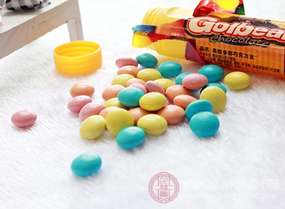 血浓稠人群应尽量避免食用高糖、高脂、高盐的食物