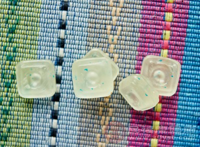 身边有薄荷糖，可含服一颗，薄荷的清凉感能在一定程度上舒缓神经，减轻心慌不适