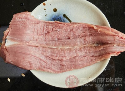 取500克瘦猪肉里脊或鸡胸肉,去除筋膜、肥肉和皮,切成3-4厘米见方的小块 取500克瘦猪肉里脊或鸡胸肉,去除筋膜、肥肉和皮,切成3-4厘米见方的小块