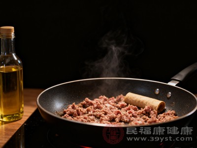 将撕好的肉条放入无油无水的炒锅中，开小火慢慢翻炒