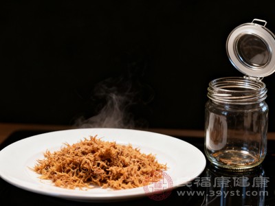 将自制好的肉松放入干净、干燥、密封性好的玻璃罐中，密封后置于阴凉干燥处保存，避免阳光直射和潮湿环境