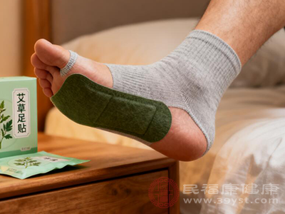 当艾草足贴贴于足底时，其中的有效成分会刺激这些穴位