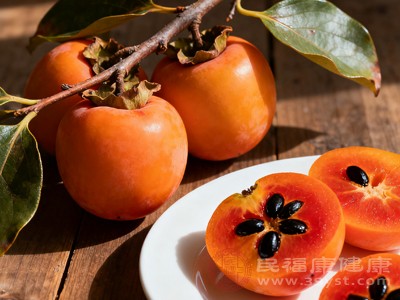 空腹时胃内胃酸浓度较高,此时食用柿子,鞣酸会与胃酸以及胃内未消化的蛋白质快速结合,更容易形成不溶于水的凝块,进而可能形成“胃柿石” 空腹时胃内胃酸浓度较高,此时食用柿子,鞣酸会与胃酸以及胃内未消化的蛋白质快速结合,更容易形成不溶于水的凝块,进而可能形成“胃柿石”