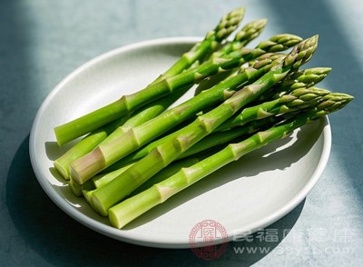 虽然芦笋并非高嘌呤食物，但它的嘌呤含量在蔬菜中相对较高