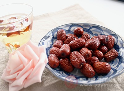 紅棗性溫，味甘，歸脾、胃、心經(jīng)，具有補(bǔ)中益氣、養(yǎng)血安神的功效