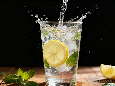 冰柠檬片泡水 冰柠檬片泡水