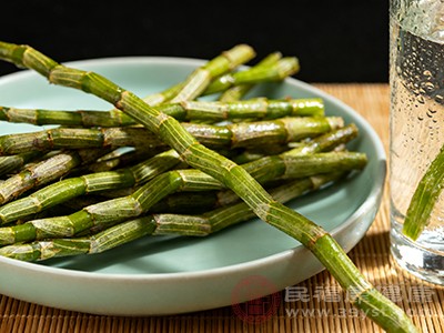 鲜石斛性微寒,味甘,归胃、肾经,具有良好的滋阴生津功效 鲜石斛性微寒,味甘,归胃、肾经,具有良好的滋阴生津功效