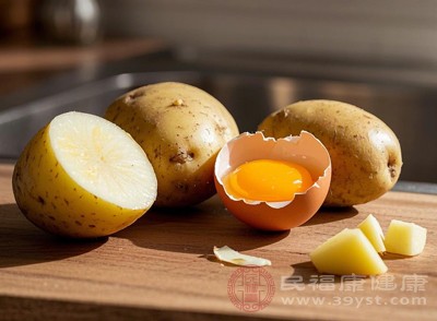 土豆的淀粉含量较高，过量食用容易导致热量超标