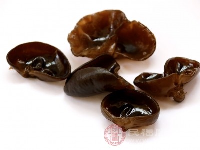 根据食用量决定泡发木耳的多少,避免一次泡发过多吃不完 根据食用量决定泡发木耳的多少,避免一次泡发过多吃不完