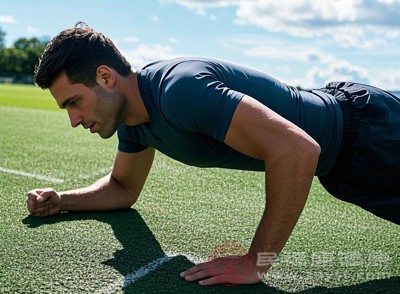 俯卧撑主要锻炼上肢和胸部肌肉 俯卧撑主要锻炼上肢和胸部肌肉