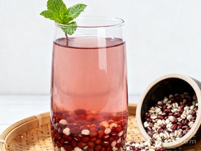 在餐后半小时饮用红豆薏米茶