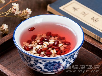 红豆薏米茶的隐藏喝法 喝对时间效果翻倍