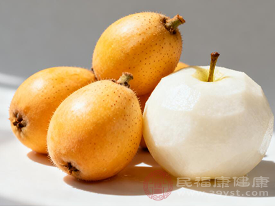 两者都有润肺止咳的功效,搭配在一起煮成枇杷雪梨汤 两者都有润肺止咳的功效,搭配在一起煮成枇杷雪梨汤