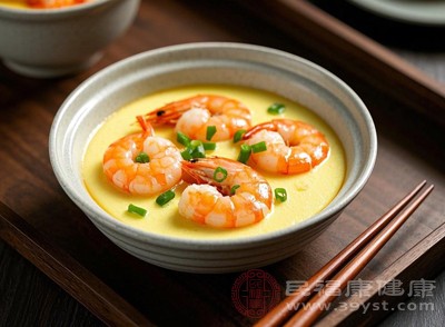 多采用蒸、煮、烤、凉拌、少油快炒等烹饪方式，避免油炸、红烧、糖醋等高油高糖做法