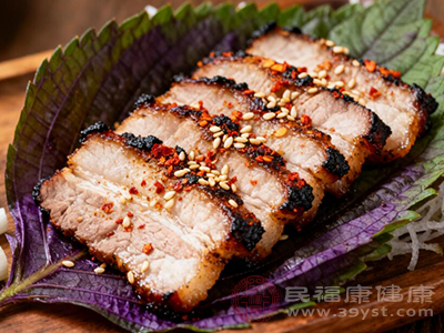 五花肉虽美味,但油腻感较重,容易引起肠胃不适 五花肉虽美味,但油腻感较重,容易引起肠胃不适