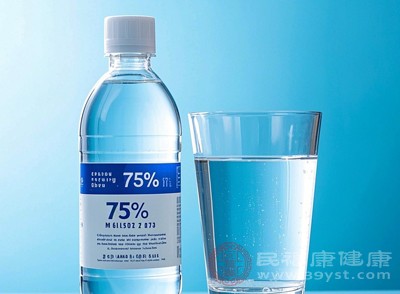 有些家长觉得酒精降温效果好，就直接用高浓度酒精擦拭