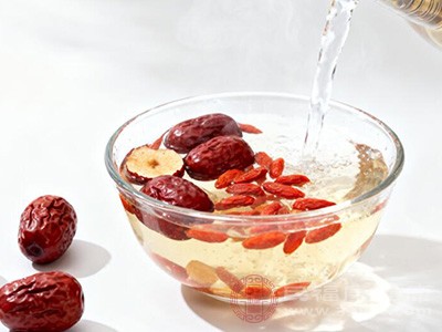 红枣枸杞茶就是补气养血的不错选择