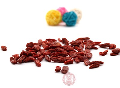 枸杞味甘性平，归肝、肾经，是滋补肝肾、益精明目的常用中药材