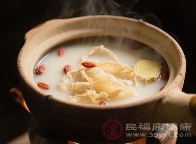 花胶虽有滋补功效,但性质黏腻,经期食用可能会影响经血的正常排出 花胶虽有滋补功效,但性质黏腻,经期食用可能会影响经血的正常排出