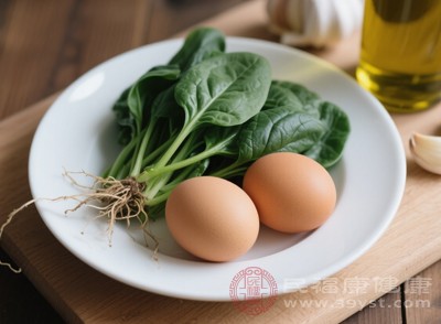 经过焯水后的菠菜,草酸含量能降低60%-80% 经过焯水后的菠菜,草酸含量能降低60%-80%