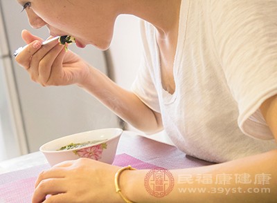 养成规律的饮食习惯，定时定量进餐